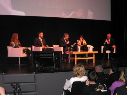 Antonio Tajani (uprostřed) při debatě s vyznamenanými podnikateli